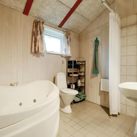 3 Bedroom Beach Front Home In Hejls * Hejls