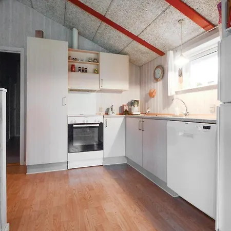 3 Bedroom Beach Front Home In Hejls Semesterbostad *